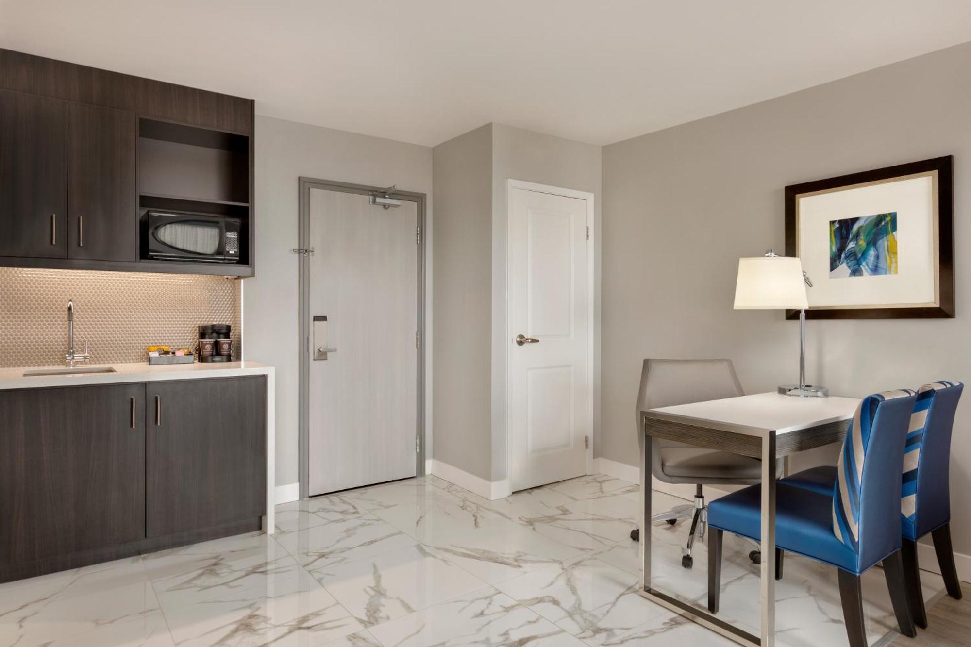 פוינט-קלייר Embassy Suites By Hilton Montreal Airport מראה חיצוני תמונה