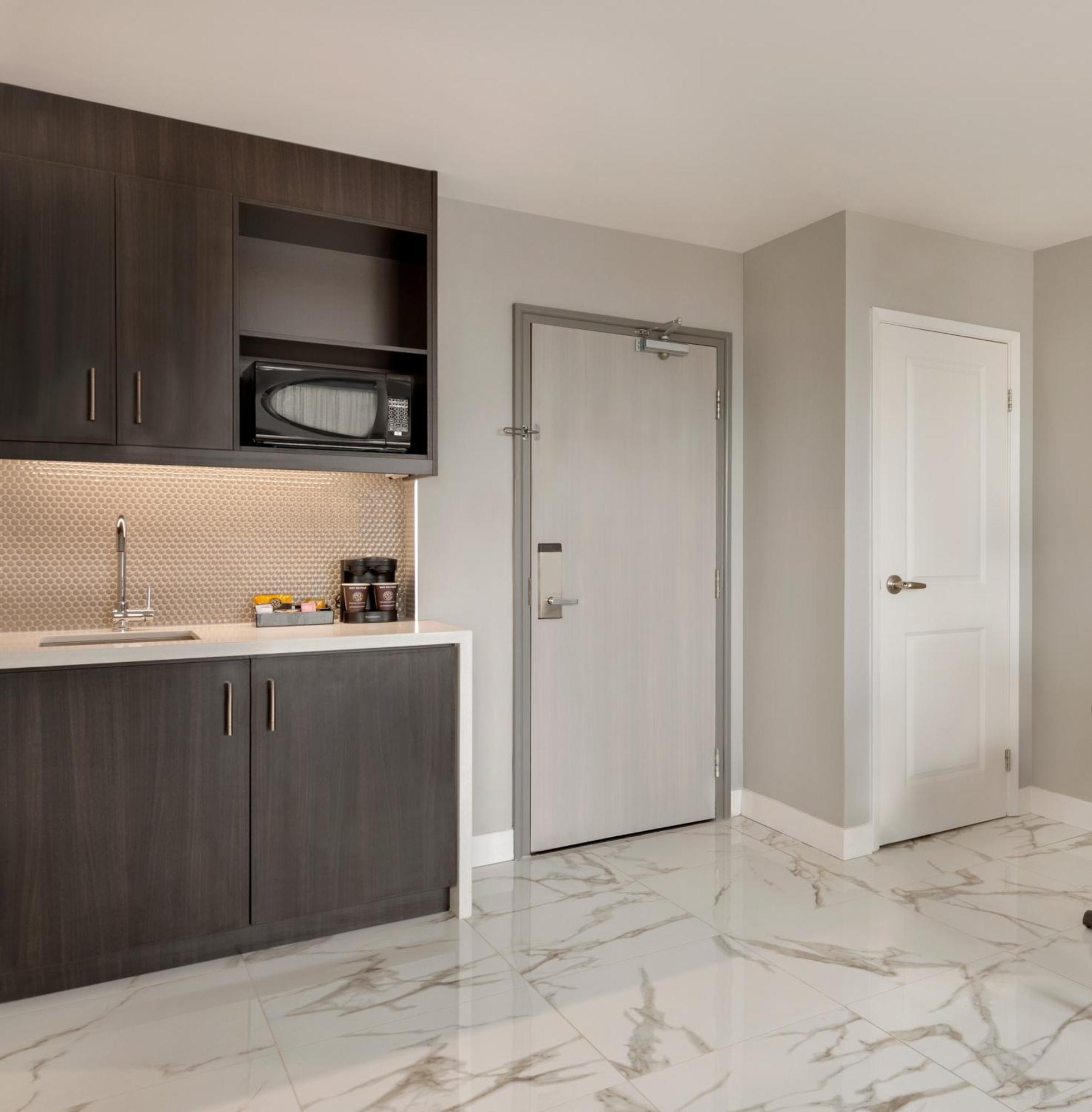 פוינט-קלייר Embassy Suites By Hilton Montreal Airport מראה חיצוני תמונה
