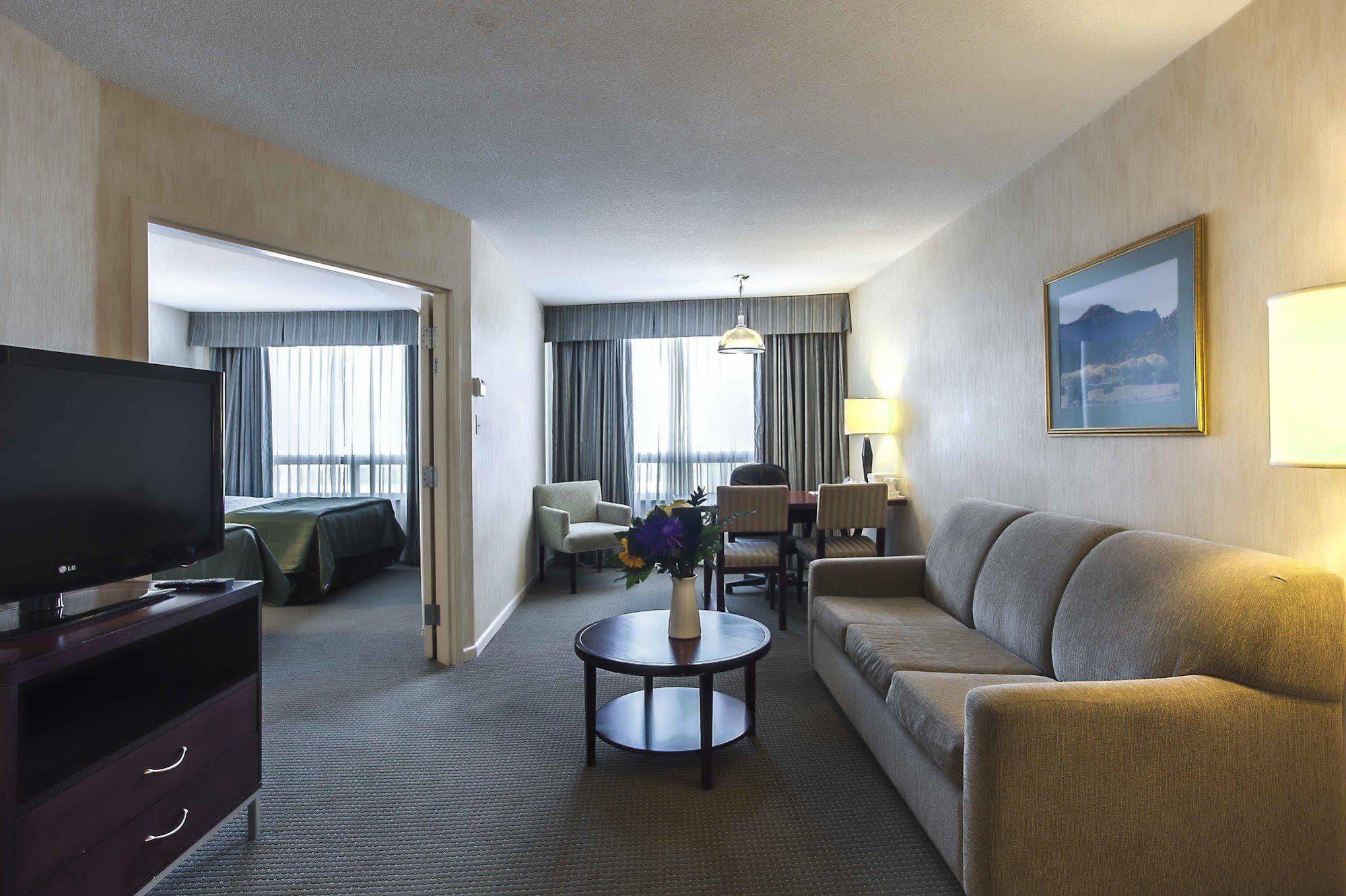 פוינט-קלייר Embassy Suites By Hilton Montreal Airport מראה חיצוני תמונה